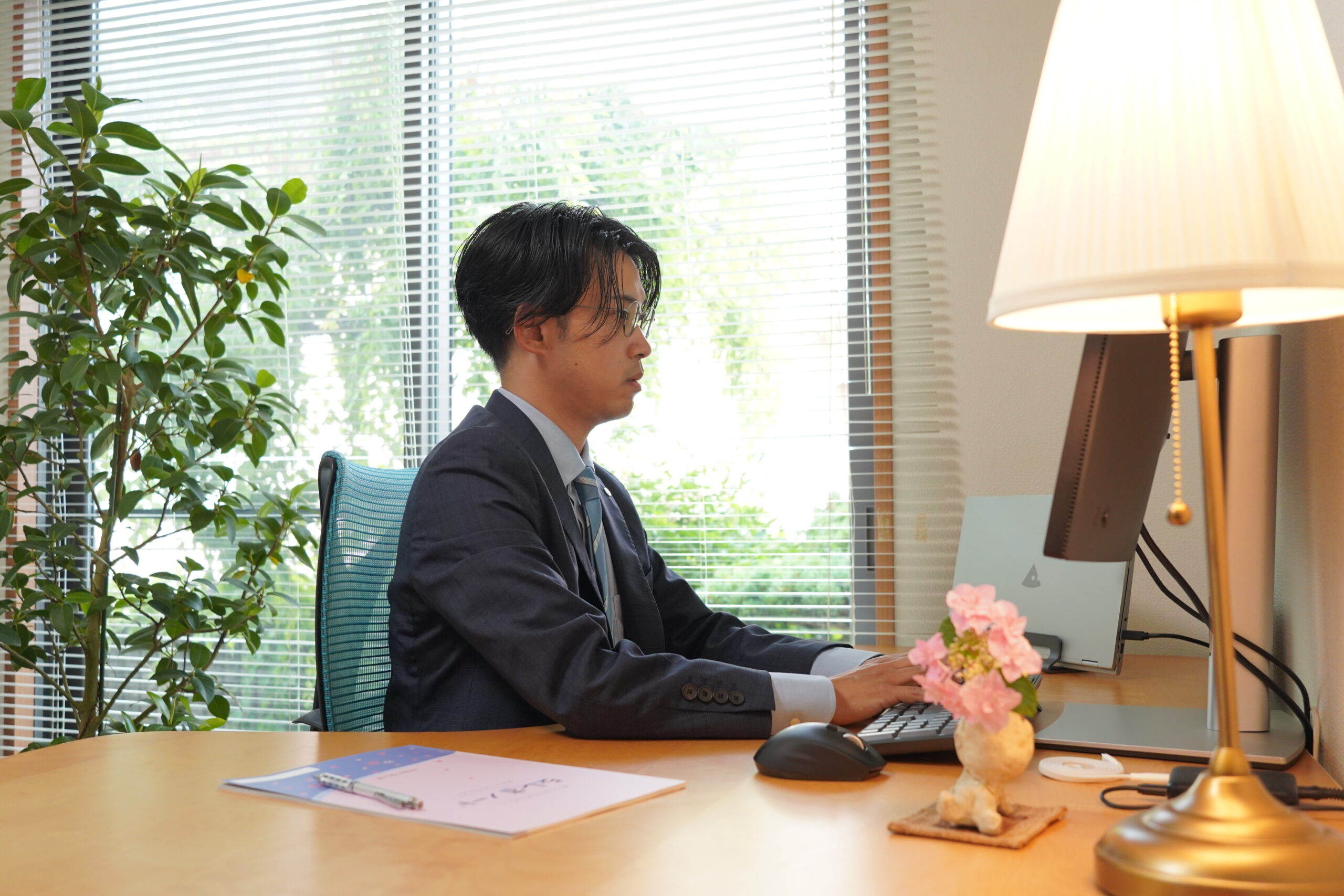 相続・遺言・終活の手続きを行うまちかど司法書士事務所の代表司法書士の執務風景